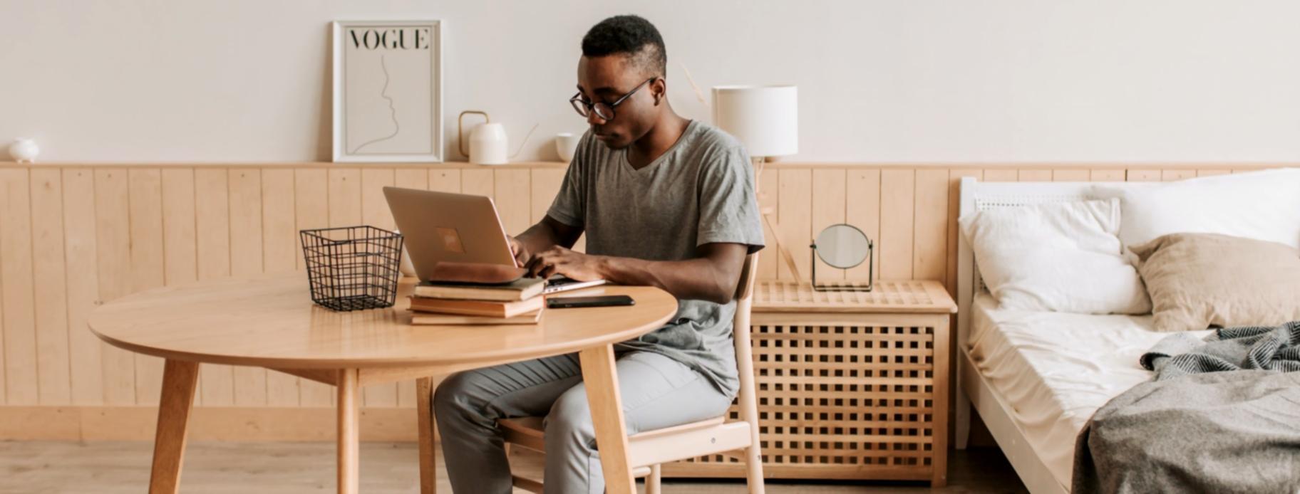 Equipo de instructores revisando análisis técnico de sitio móvil